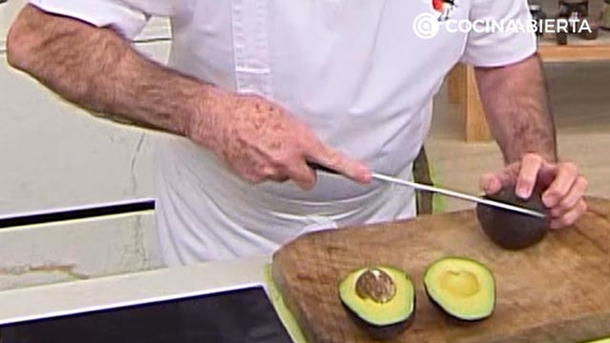 como cortar aguacate muy facil karlos arguinano KARL6723 paso1
