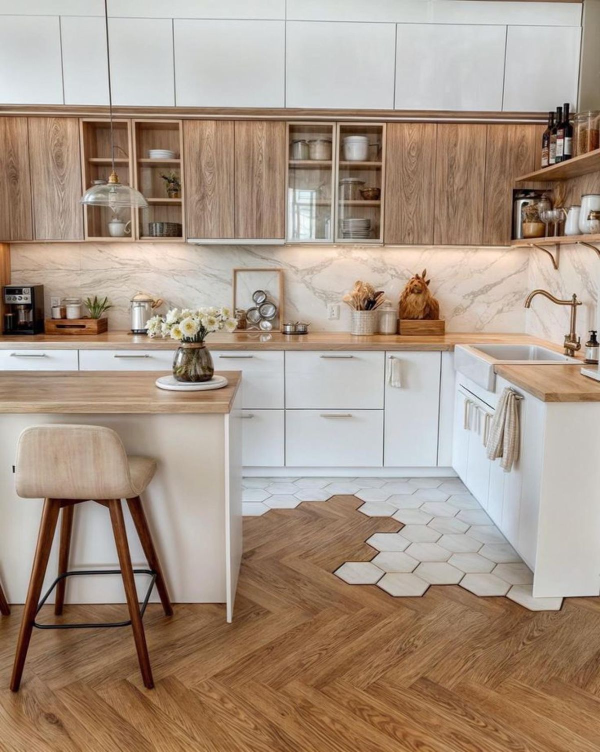 Cocina con península con suelo con baldosas geométricas.