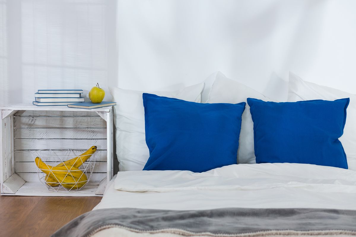 ideas decorar dormitorio estilo nordico cajas mesilla noche