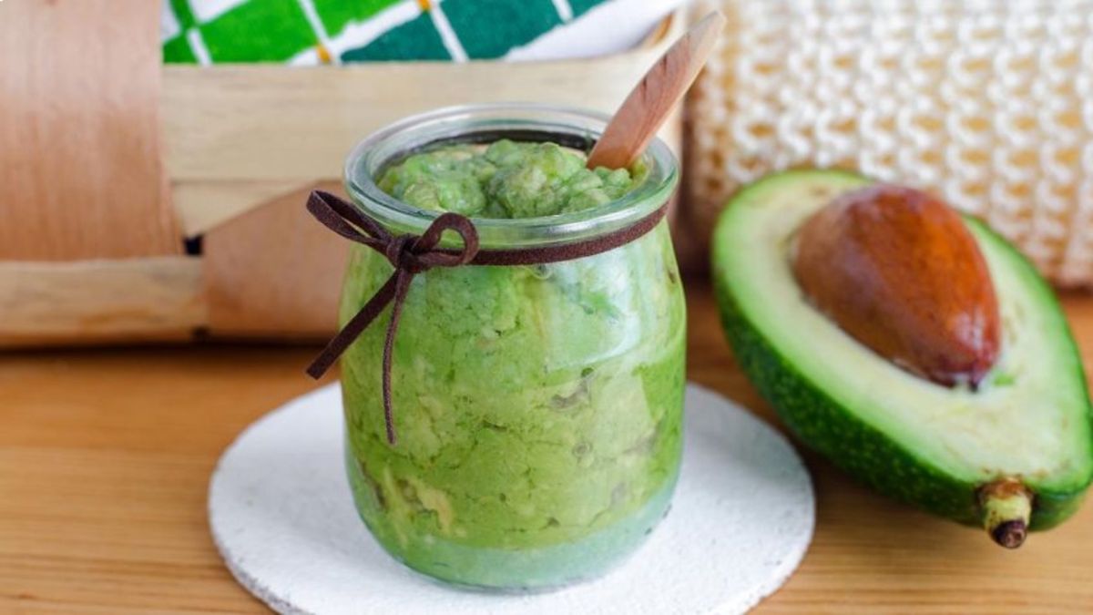 La mascarilla de aguacate tiene múltiples beneficios para nuestra piel