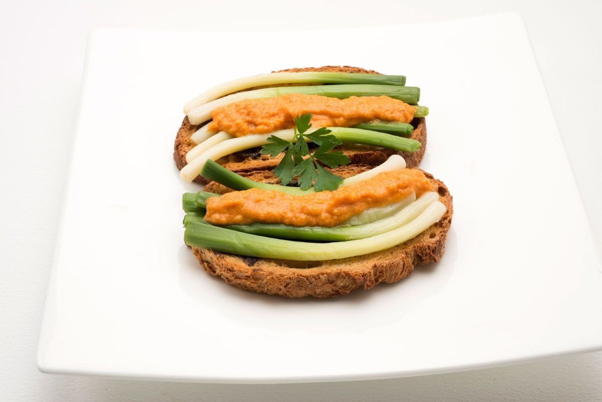 5579 1 Puerros cocidos con vinagreta de tomate (964) editorial xl