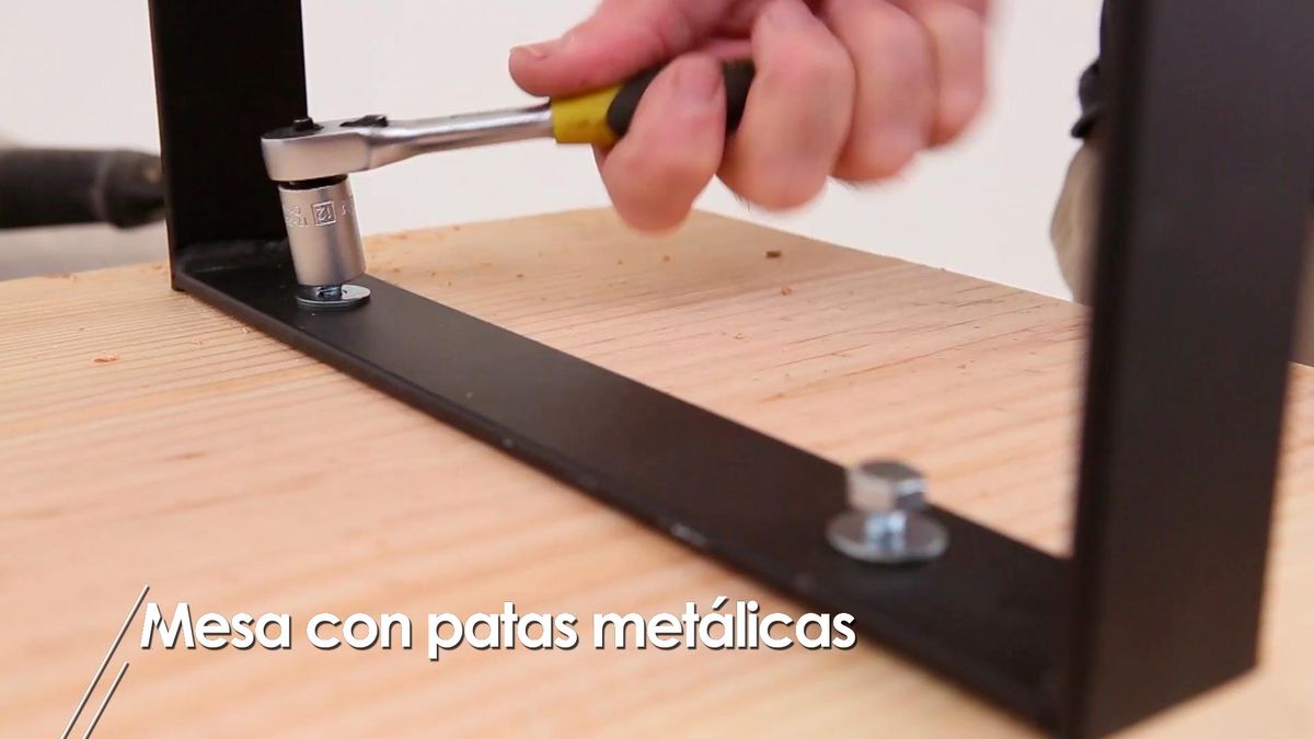 Hacer una mesa con patas metálicas paso 5