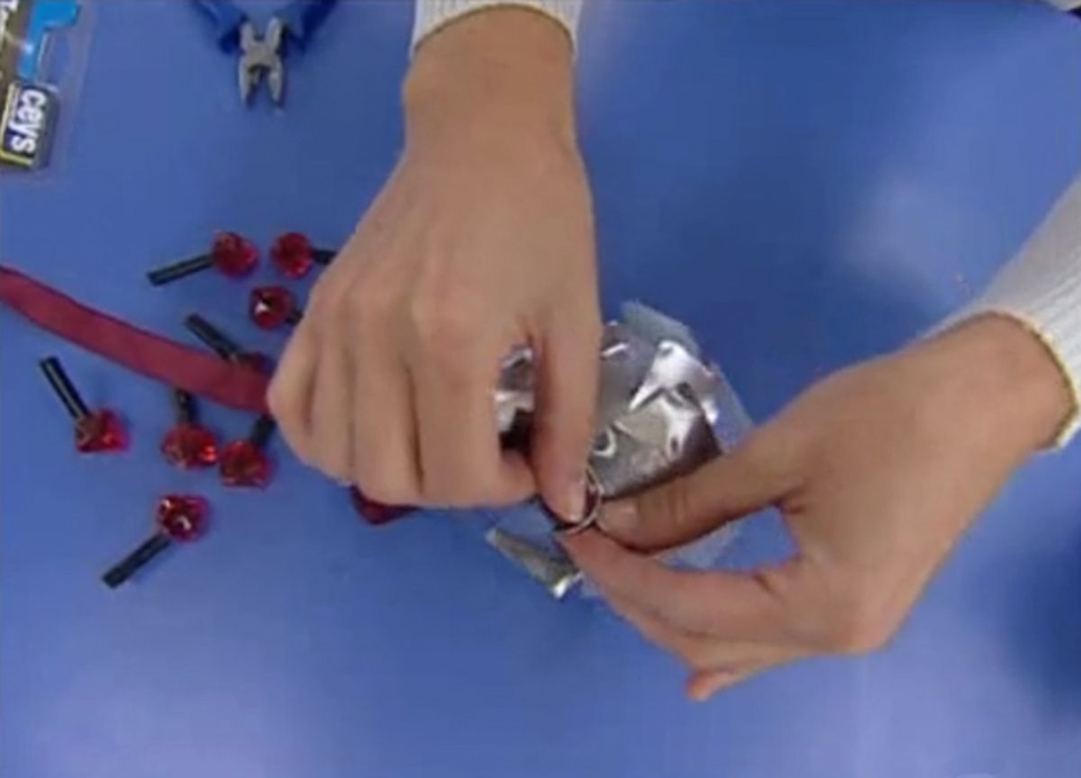 Bolas y cintas de estaño para decorar el árbol de Navidad paso 6