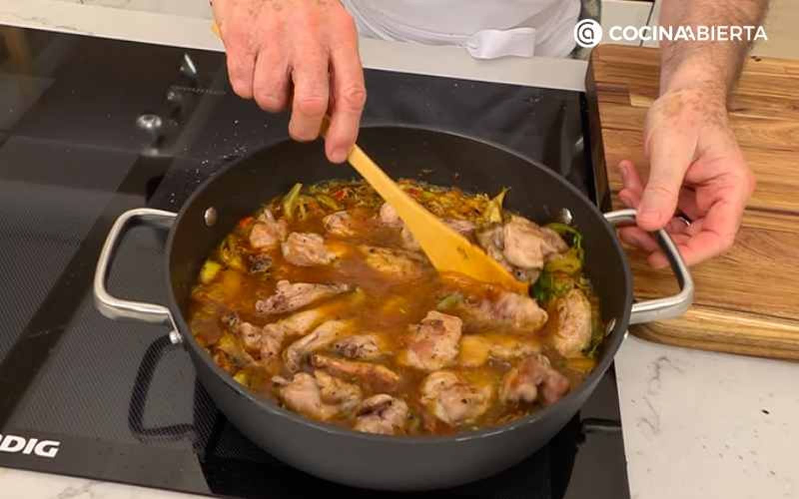 Añade la carne de conejo