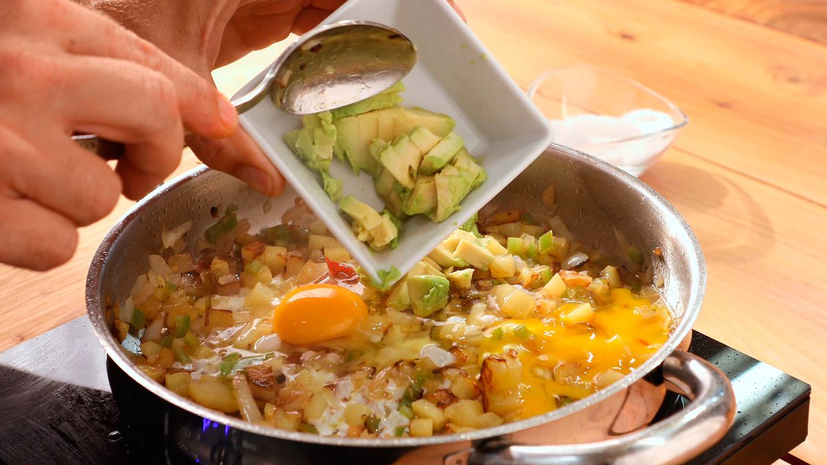 Sartén de patatas, huevos y aguacate   Paso 5