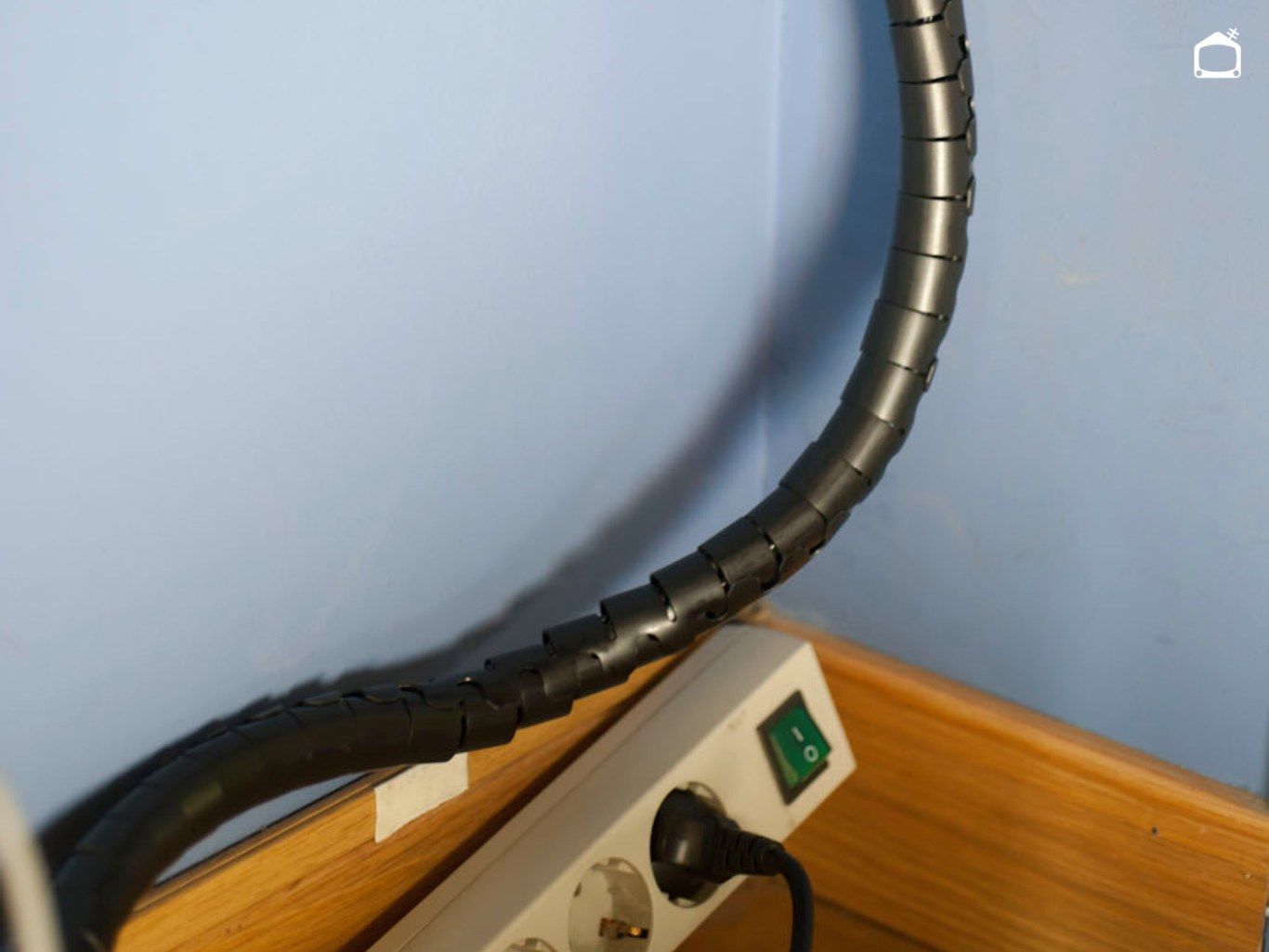 Cubre cables para el escritorio.
