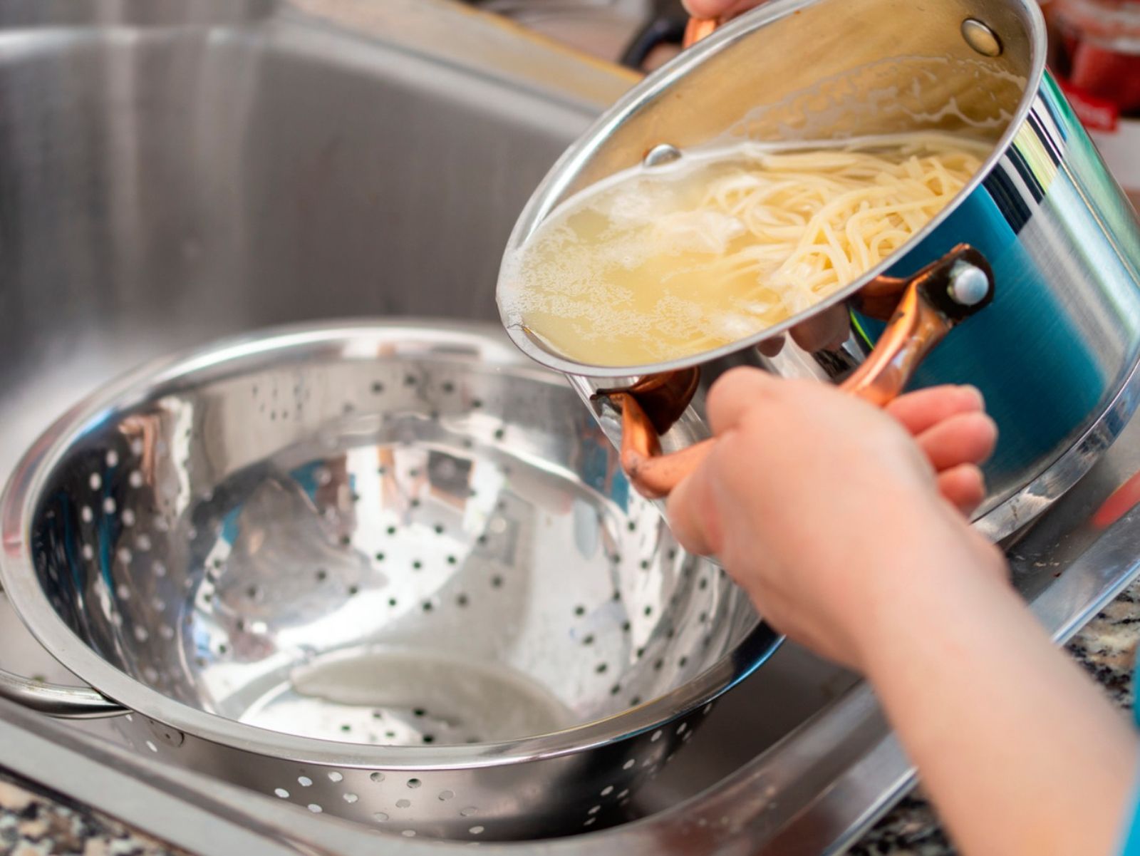 Cocer la pasta en microondas tiene alguna ventaja frente a hacerlo en la olla, pero también inconvenientes