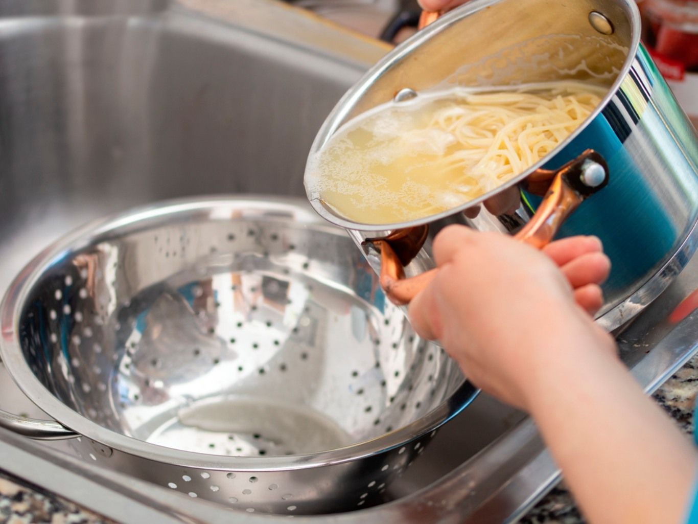 Cocer la pasta en microondas tiene alguna ventaja frente a hacerlo en la olla, pero también inconvenientes