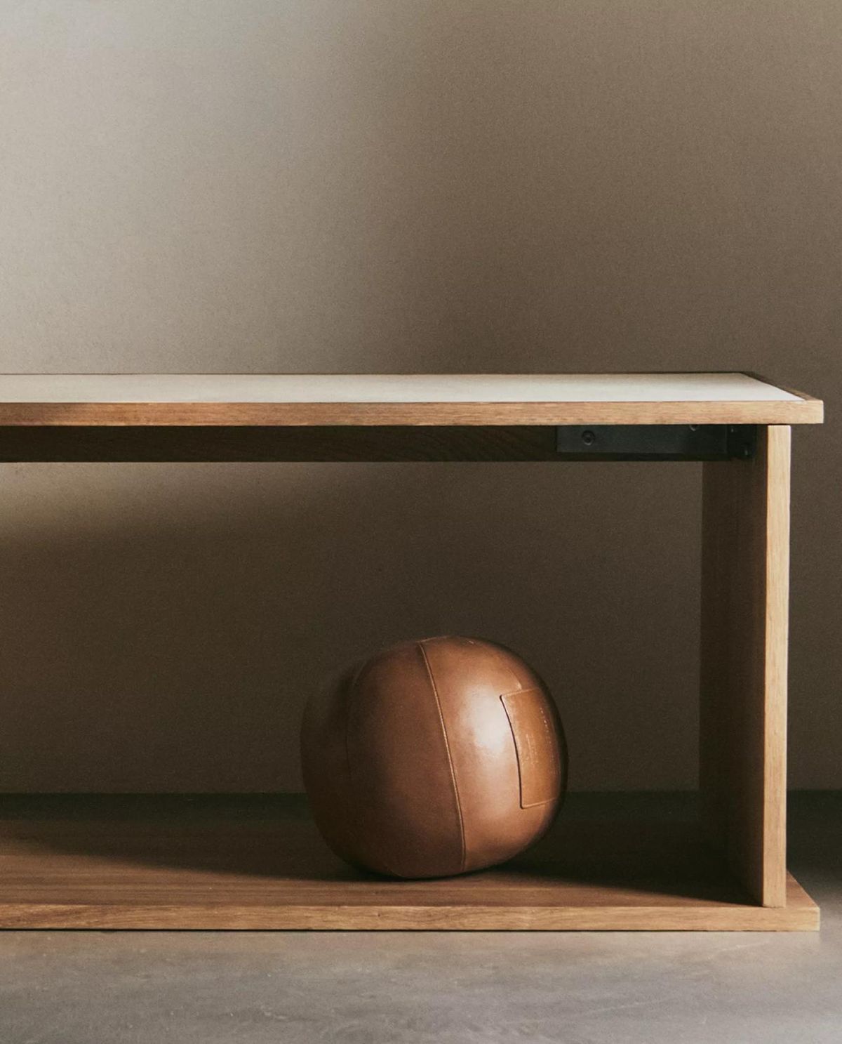 Banco de almacenaje de estilo vintage para un yoga home gym.