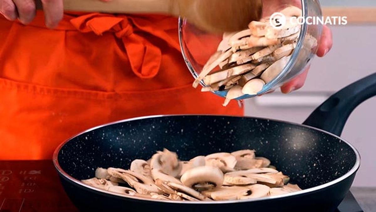 Receta de garbanzos salteados con calabacín y champiñones   paso 3