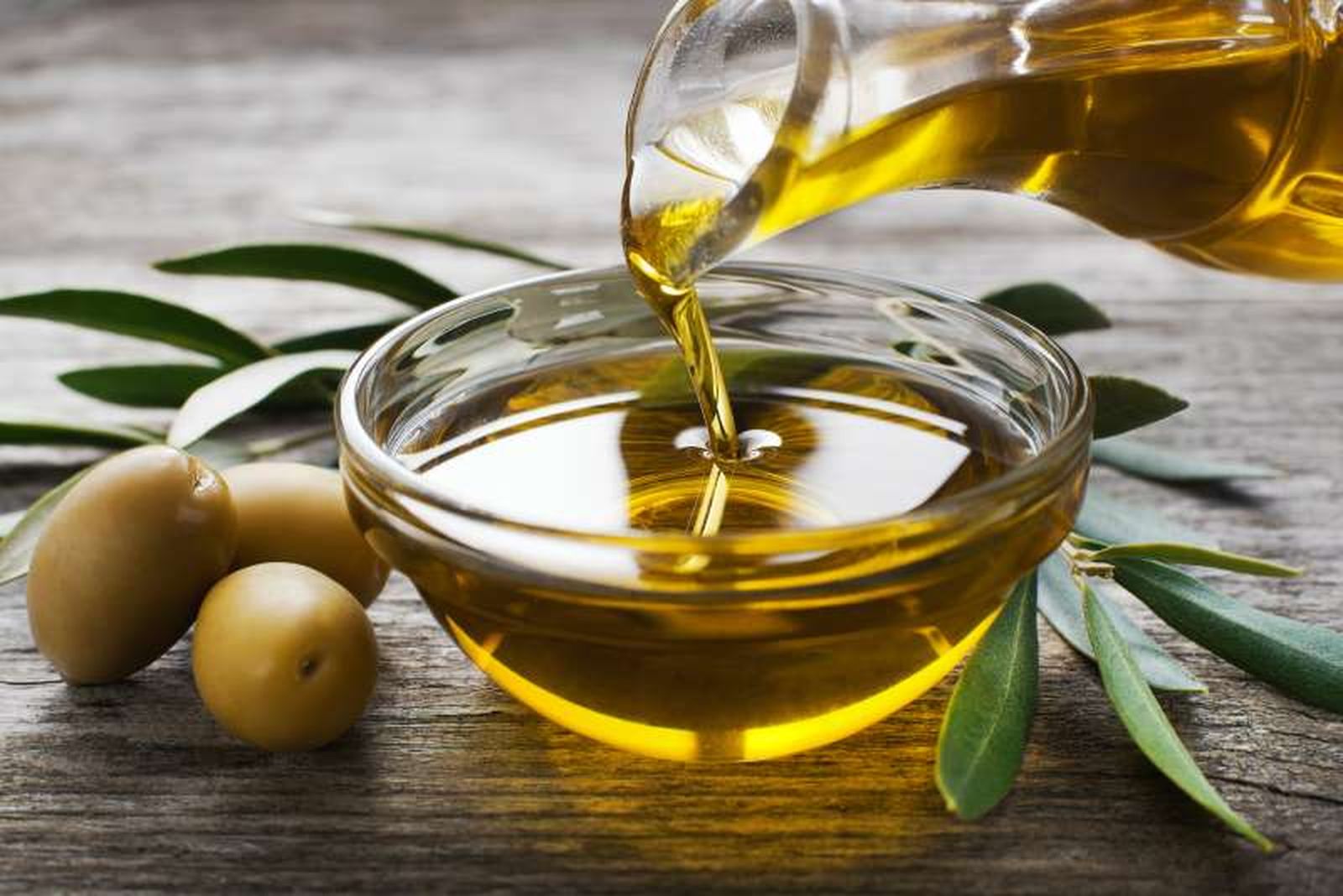 El aceite de oliva protege tus muebles de madera