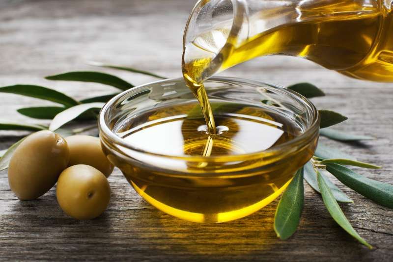 El aceite de oliva protege tus muebles de madera