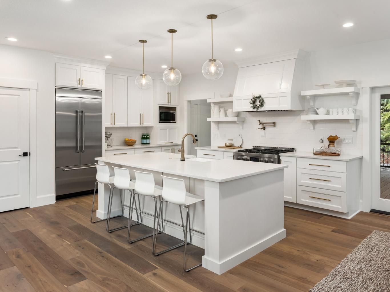 Cocina elegante y tradicional en blanco con isla.