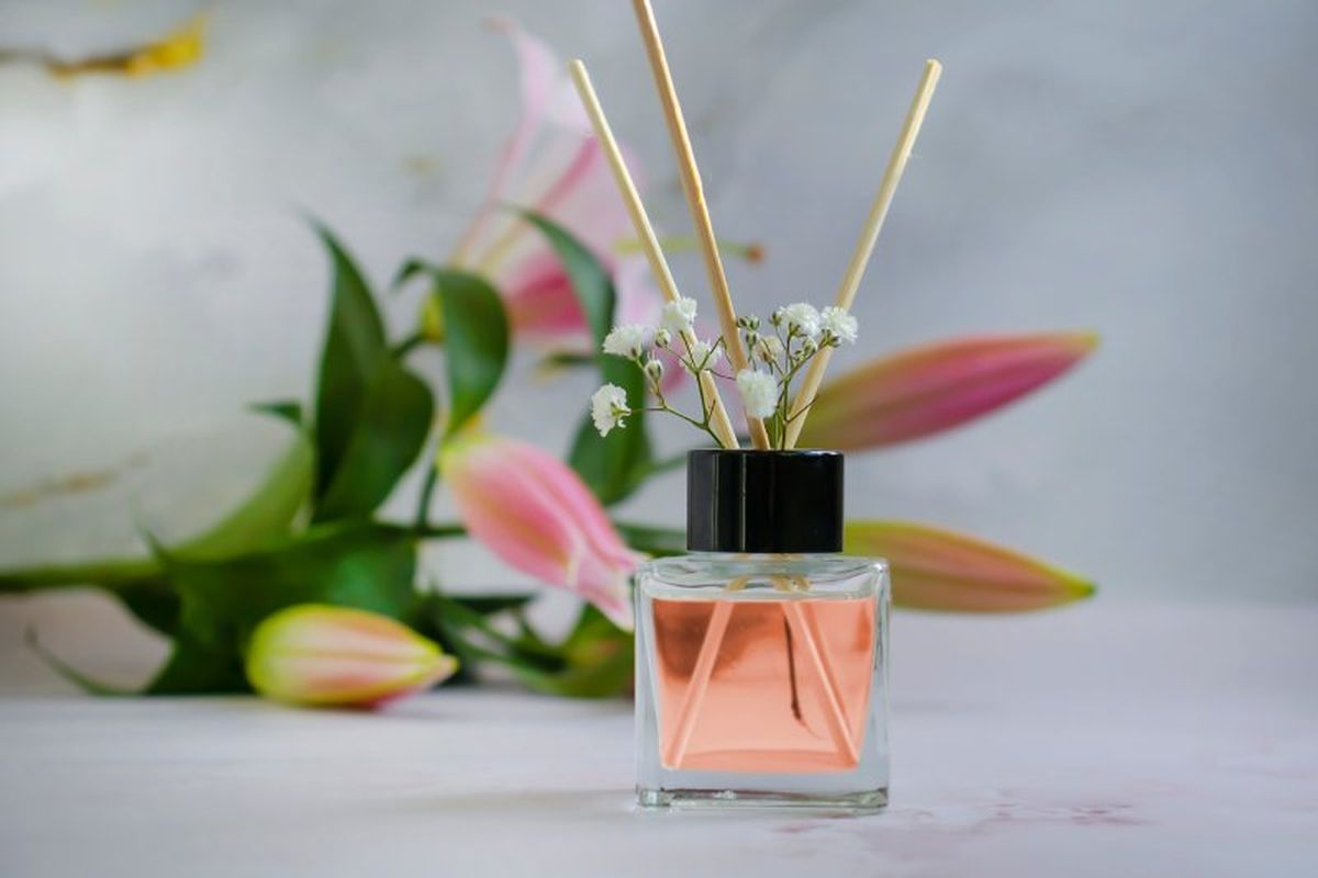 Crea nuevos aromas para tus frascos de mikado y adórnalos con flores