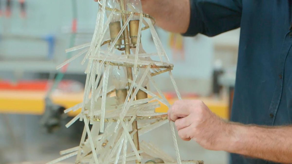 Como hacer un abeto de Navidad con aros de madera paso 10