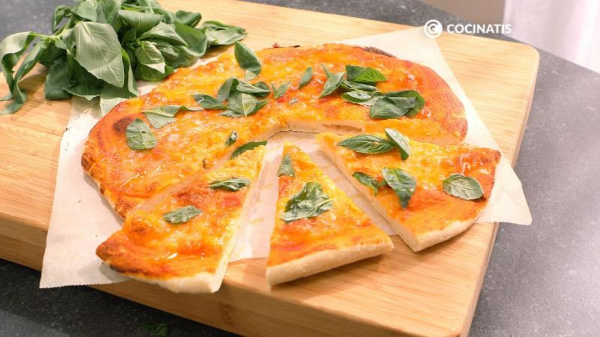 Sirve y disfruta de tu pizza margarita casera