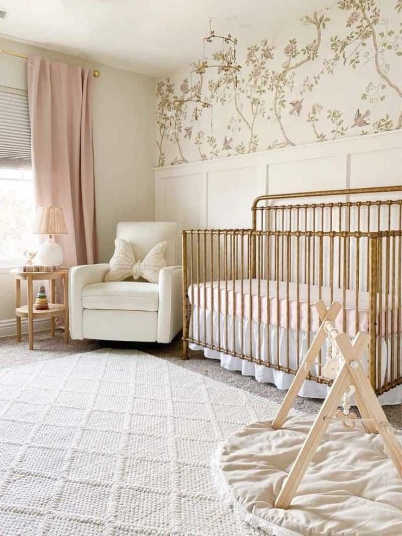 Habitación temática de bebé de estilo romántico.