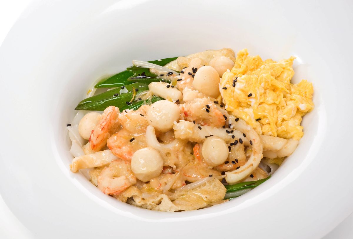 Tallarines de arroz con gambas y vegetales