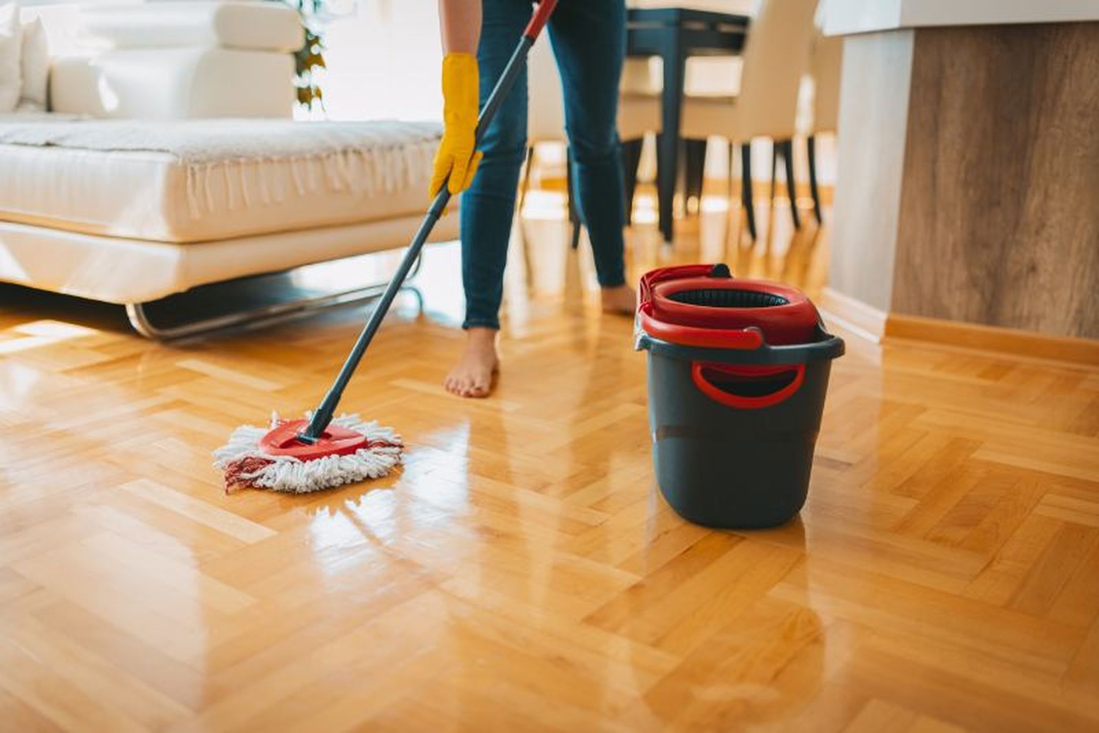 Cómo limpiar un suelo de madera natural