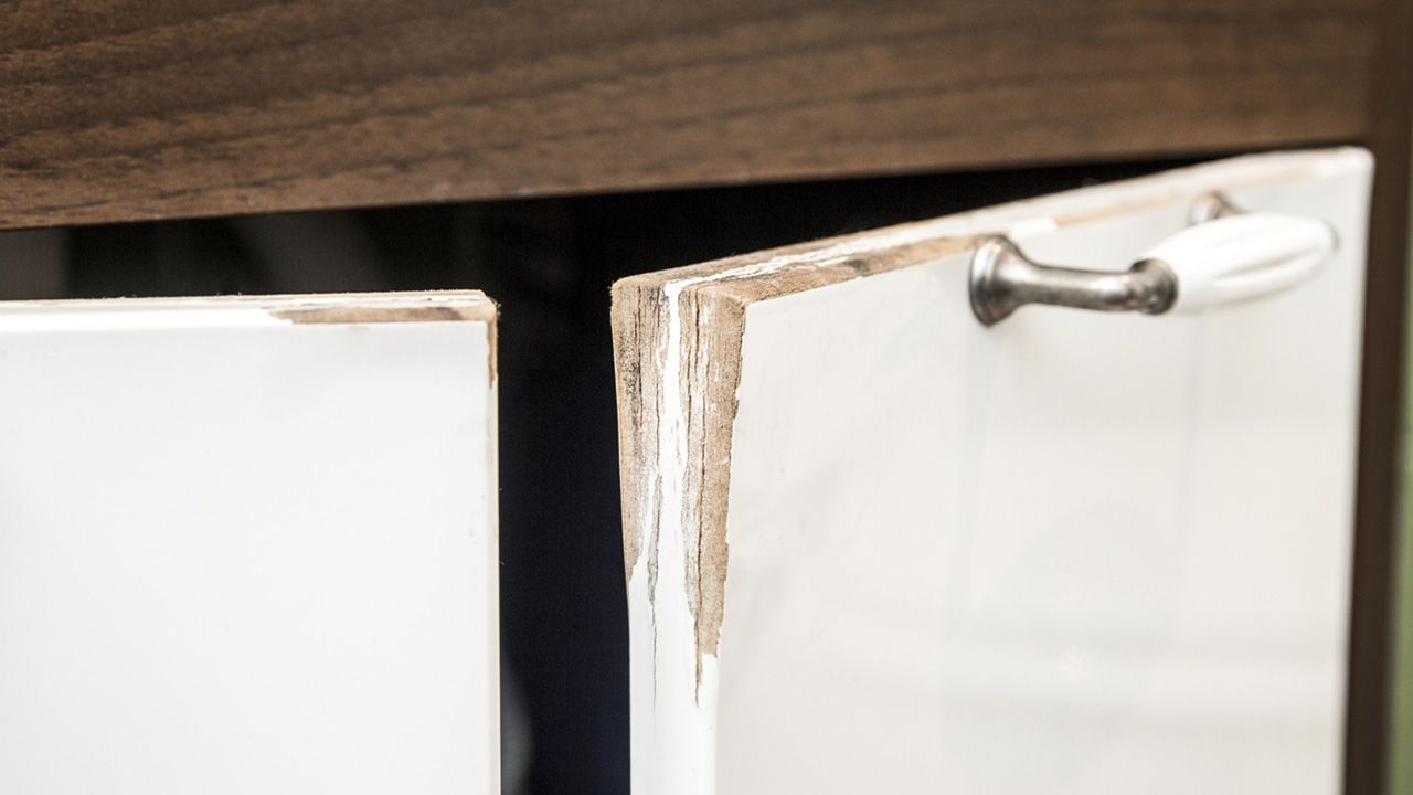 como eliminar la humedad y limpiar el moho de los armarios bajos de la cocina y del bano muebles