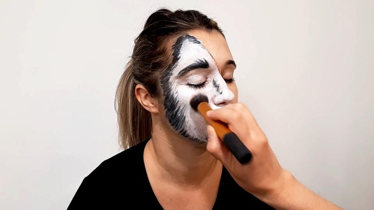 Cómo hacer el maquillaje de Caperucita y el Lobo - paso 3