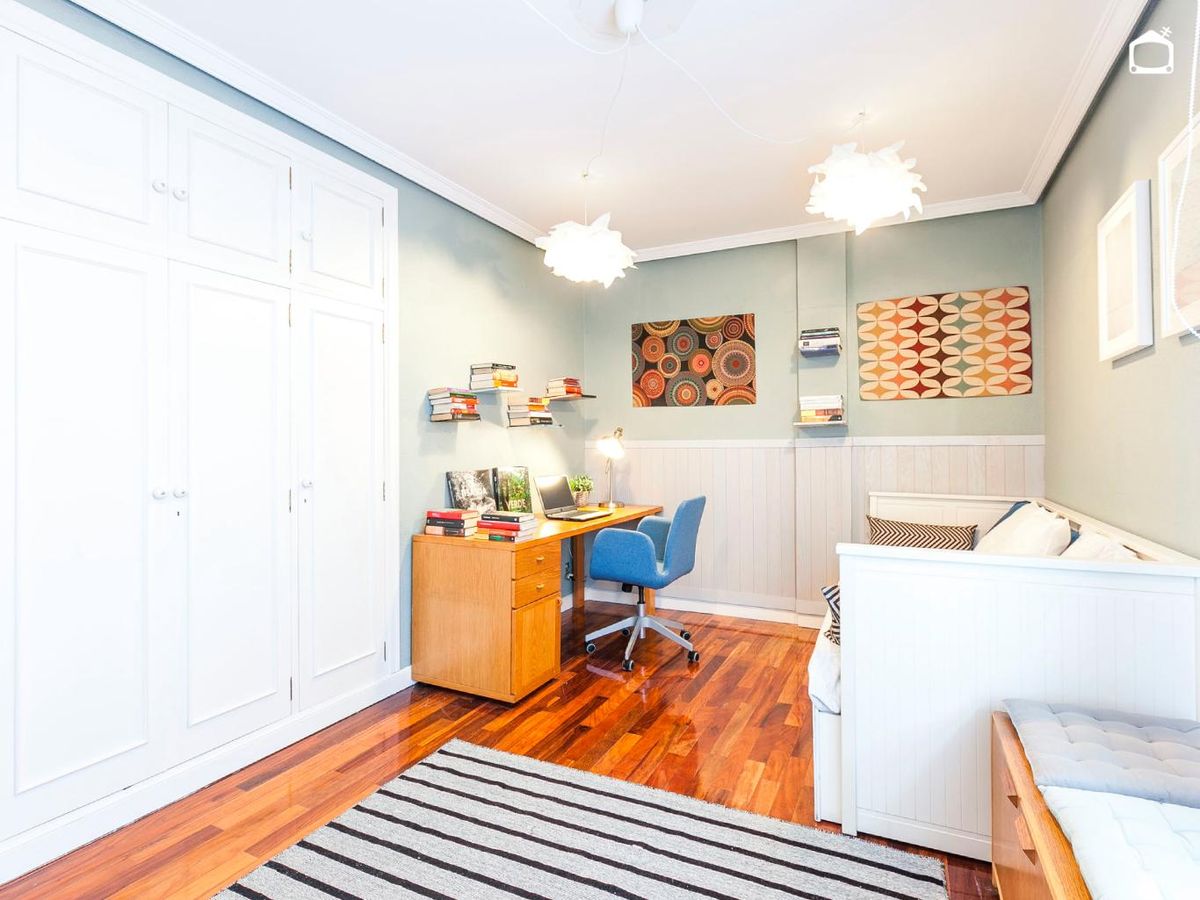 Dormitorio para estudiante renovado.