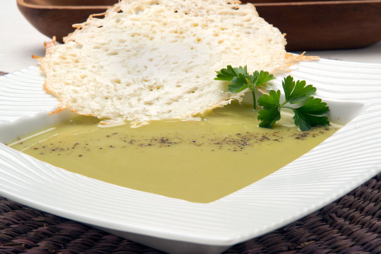 5371 Crema de espárragos verdes con galletas de queso (755) xl