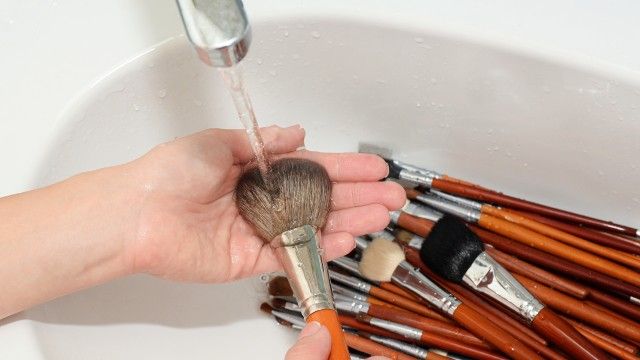 limpiar brochas maquillaje agua jabon