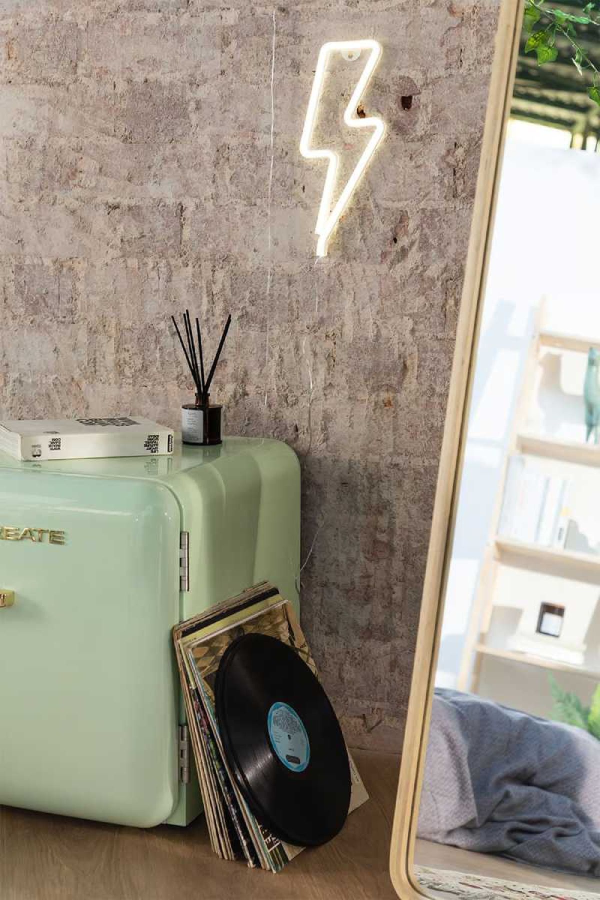 Luz de neón en forma de rayo Ayo.