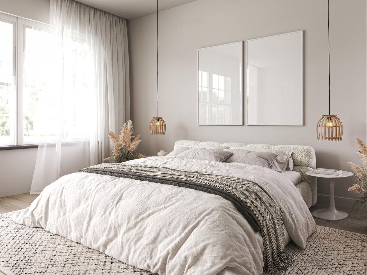 Dormitorio acogedor en beige y blanco.