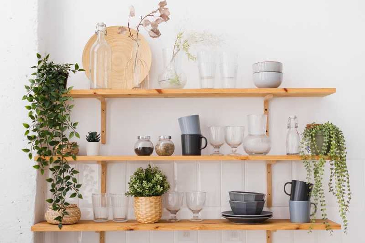 Estantería de cocina con plantas.