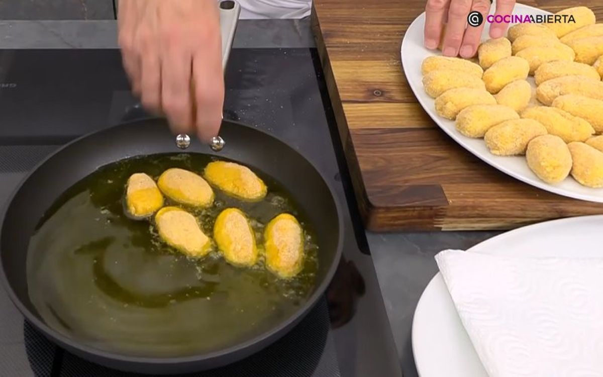 Se fríen las croquetas de chorizo en varias tandas