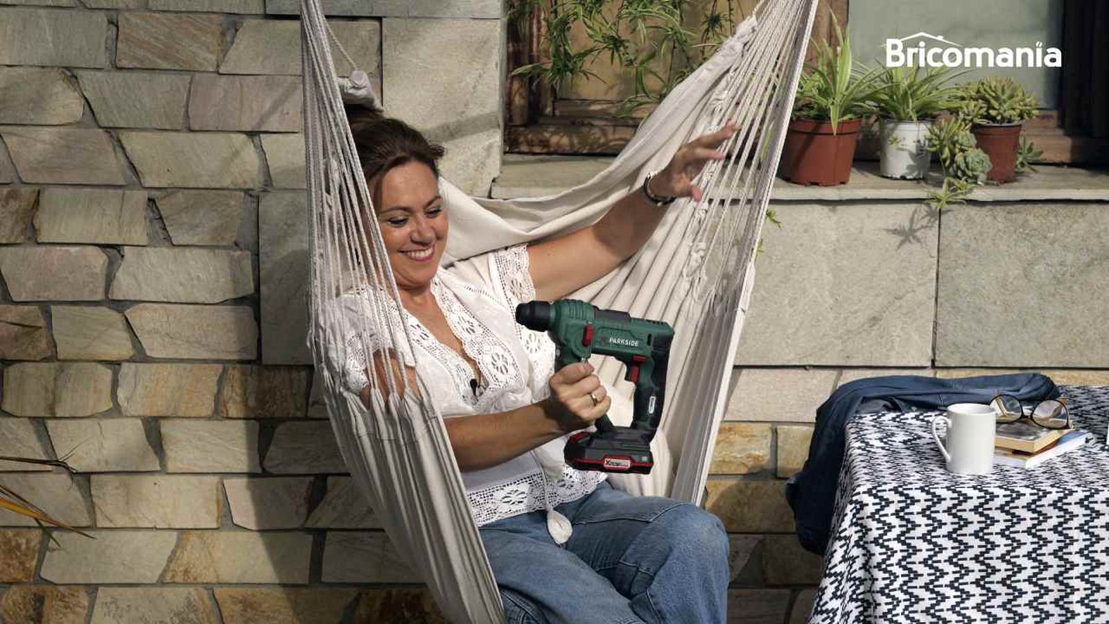 Yolanda Alzola con el martillo perforador de PARKSIDE