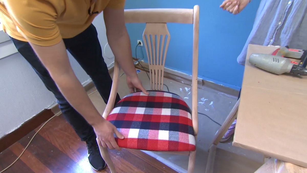 Deco739 Salón moderno con estantería de pales paso 2