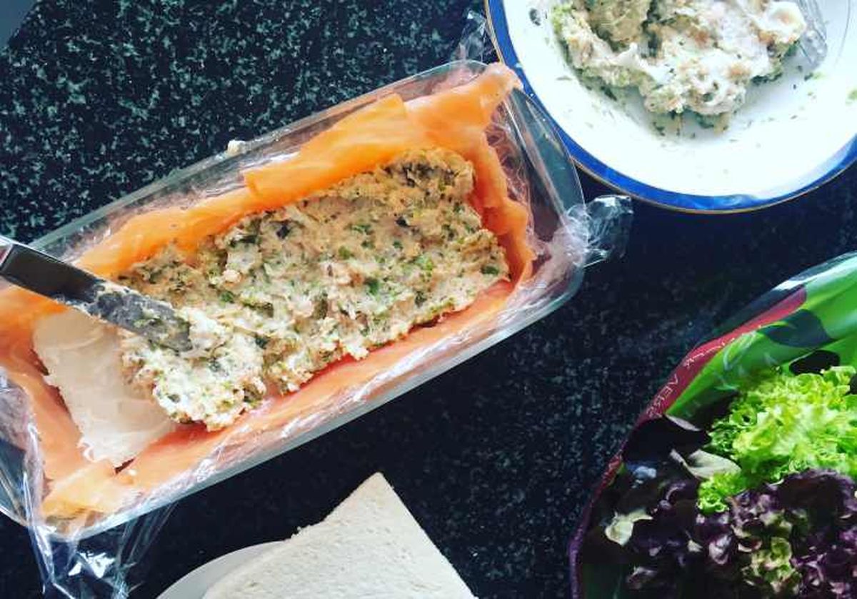 pastel salmon ahumado ensaladilla pan blanco