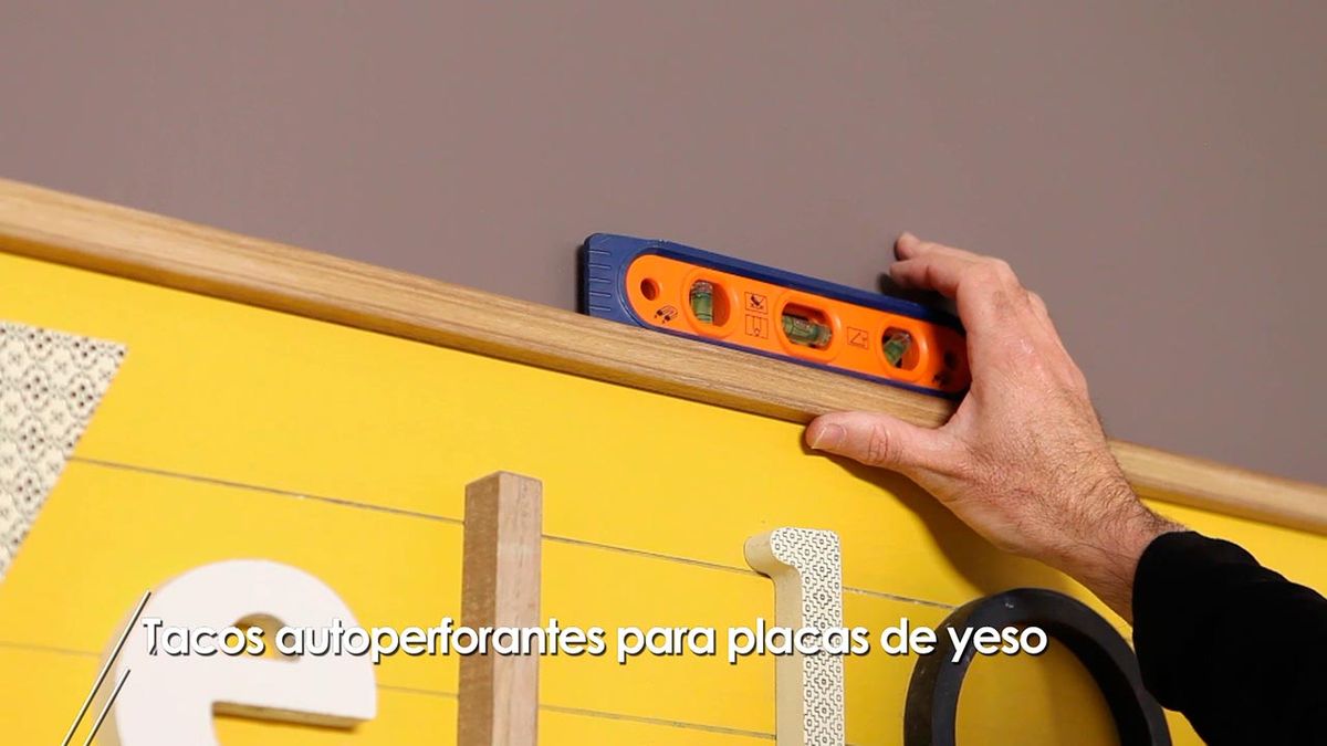 Como colgar un cuadro en una pared de yeso laminado con tacos autoperforantes paso 5