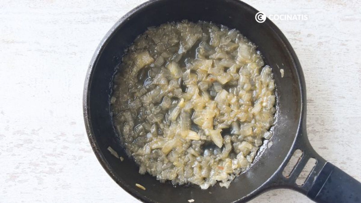 Pochamos la cebolla picada