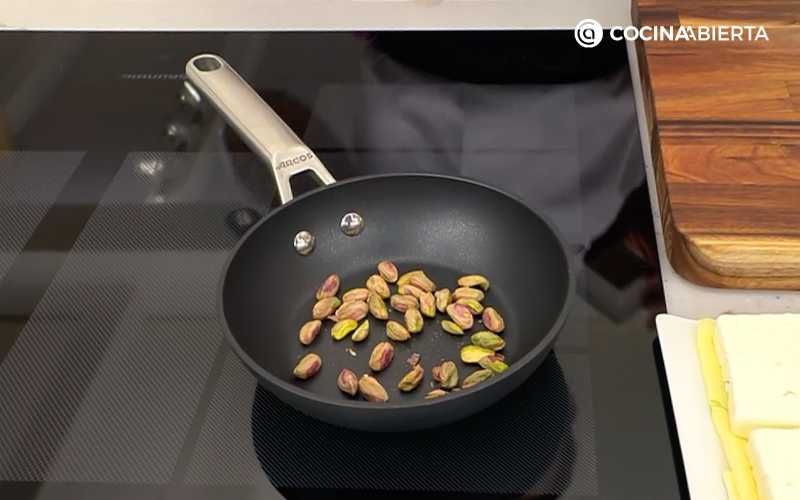Tuesta los pistachos a fuego medio