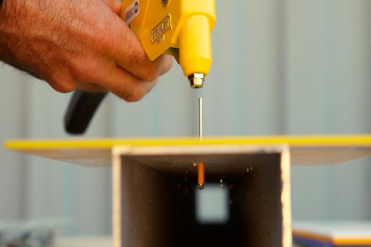 Cómo hacer remaches en flor paso 3