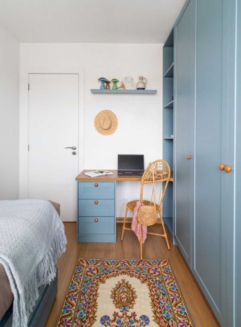 Dormitorio pequeño con decoración colorida y complementos minimalistas.