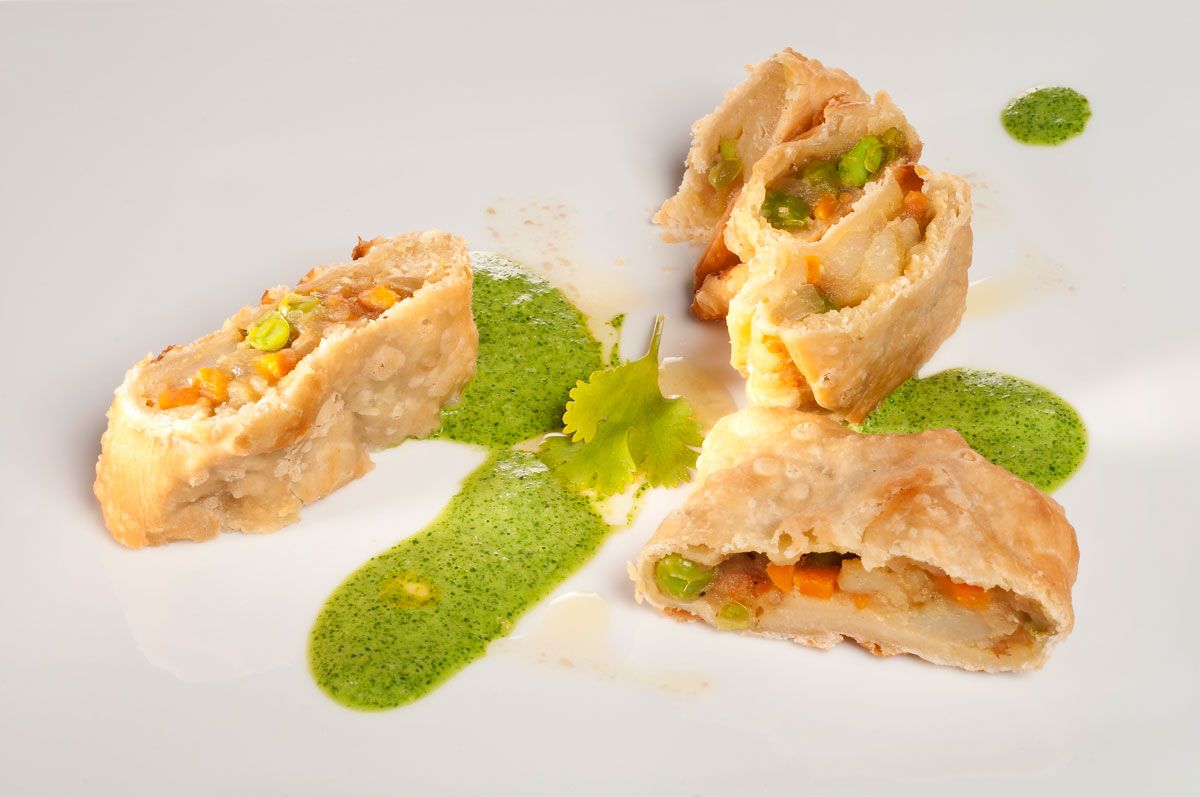 1615 Samosas con chutney verde (799) xl