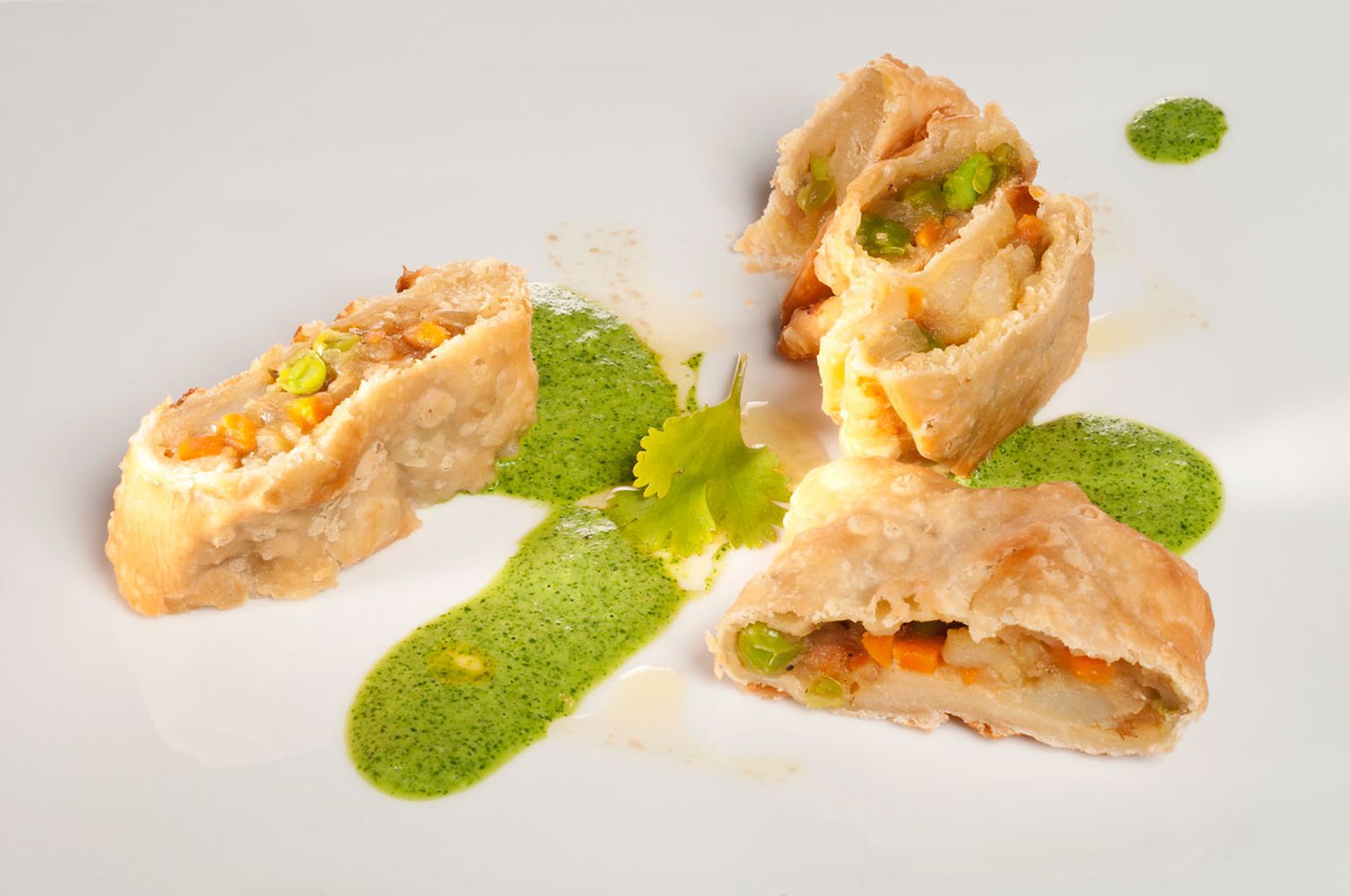 1615 Samosas con chutney verde (799) xl