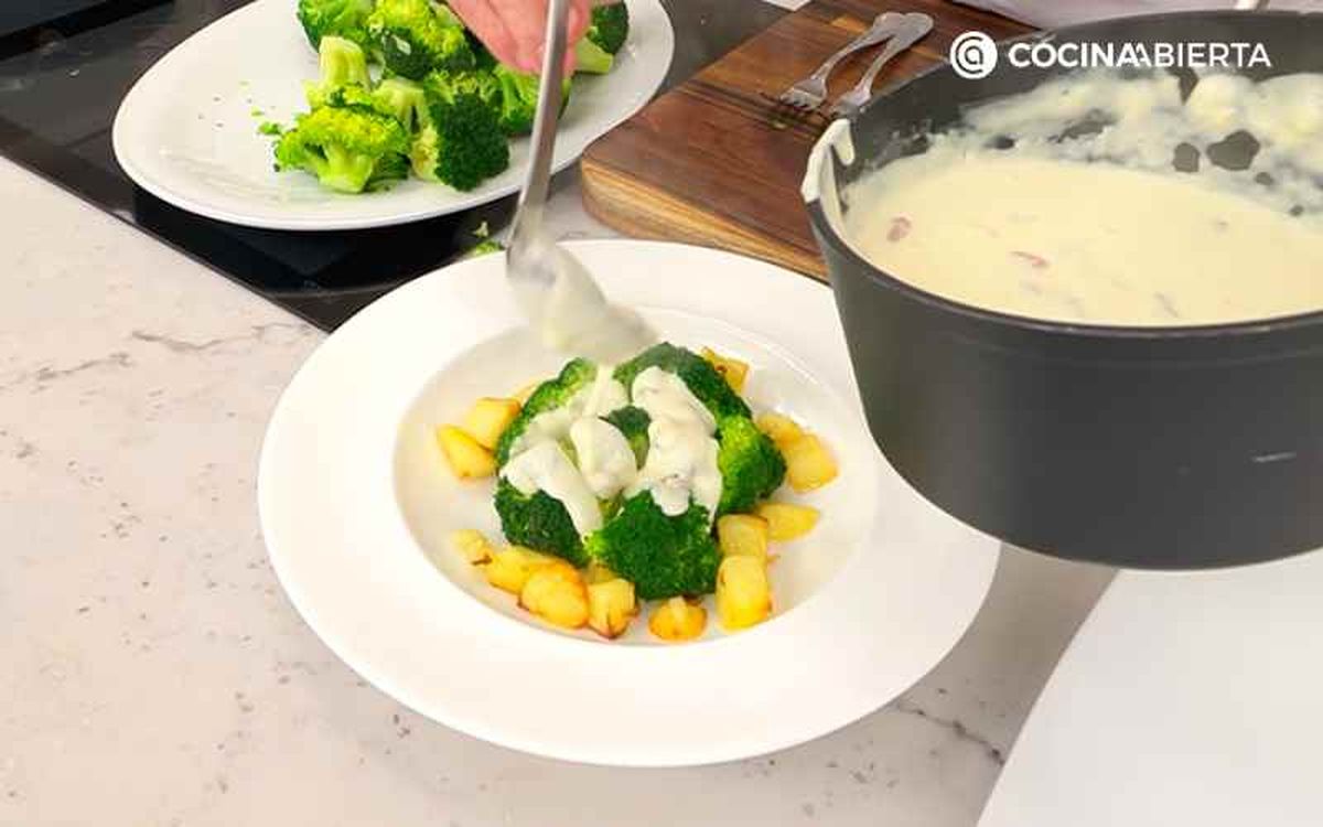 Cubre el brócoli con la bechamel