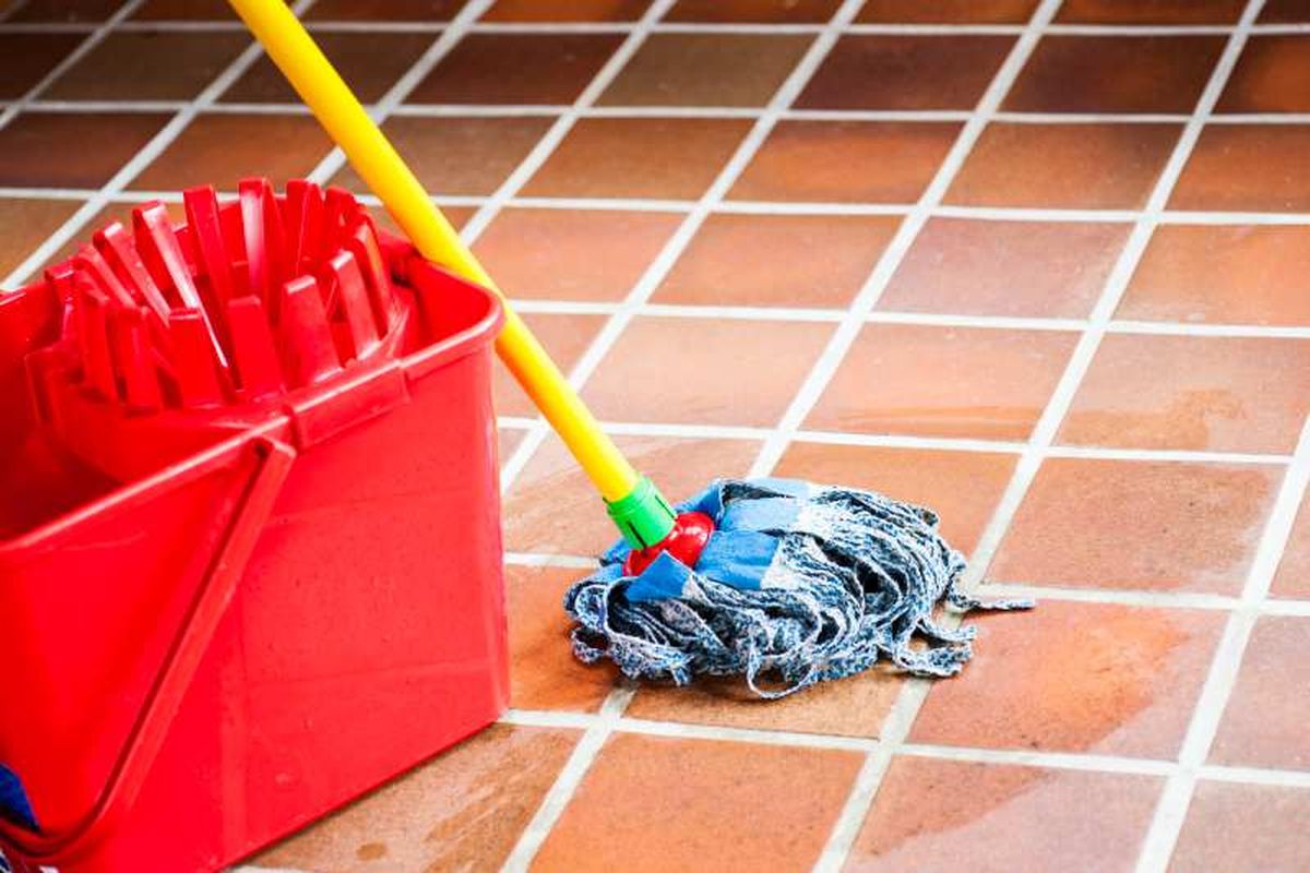Antes de aplicar la cera roja, es fundamental limpiar el suelo