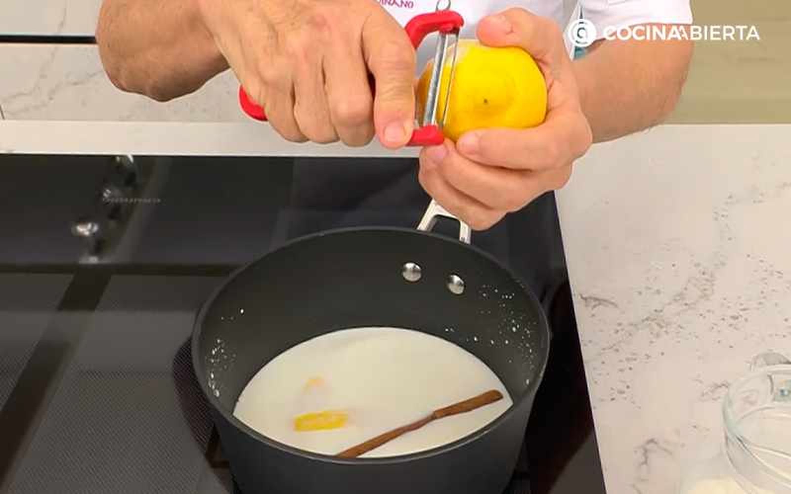 Aromatiza la leche con leche, canela y limón