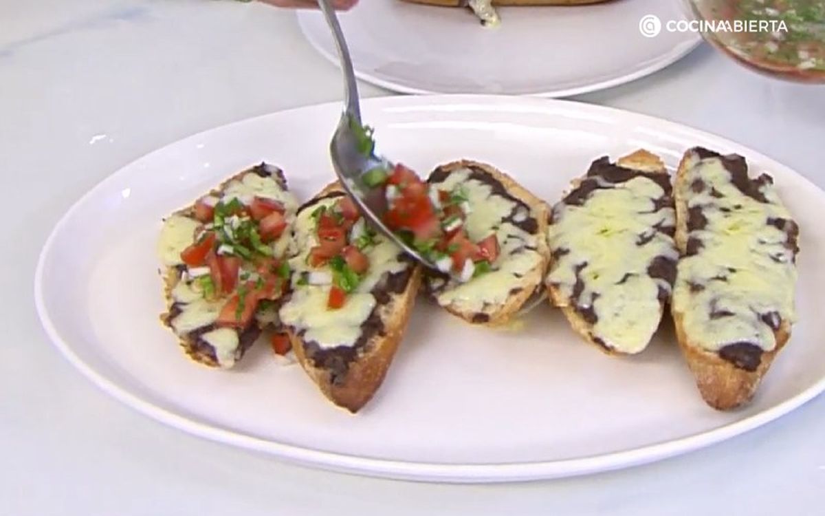 Echa una cantidad generosa de pico de gallo en cada mollete