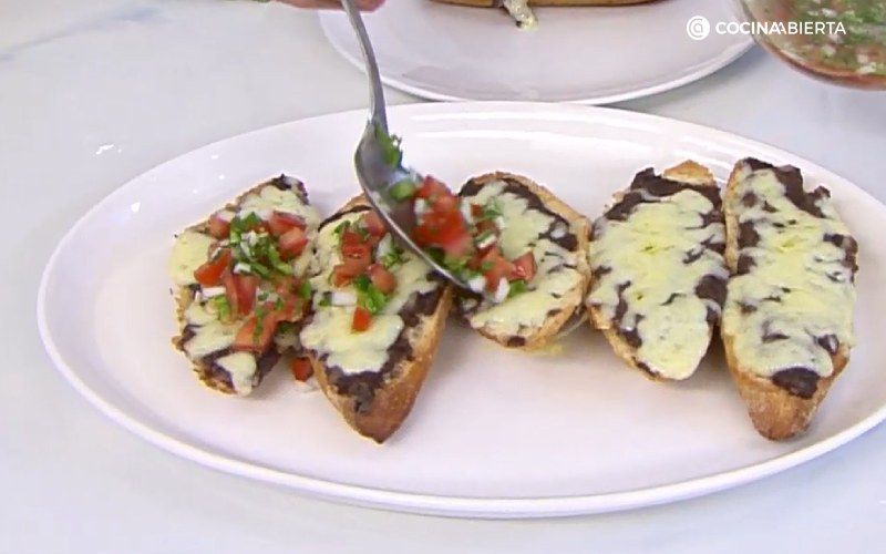 Echa una cantidad generosa de pico de gallo en cada mollete