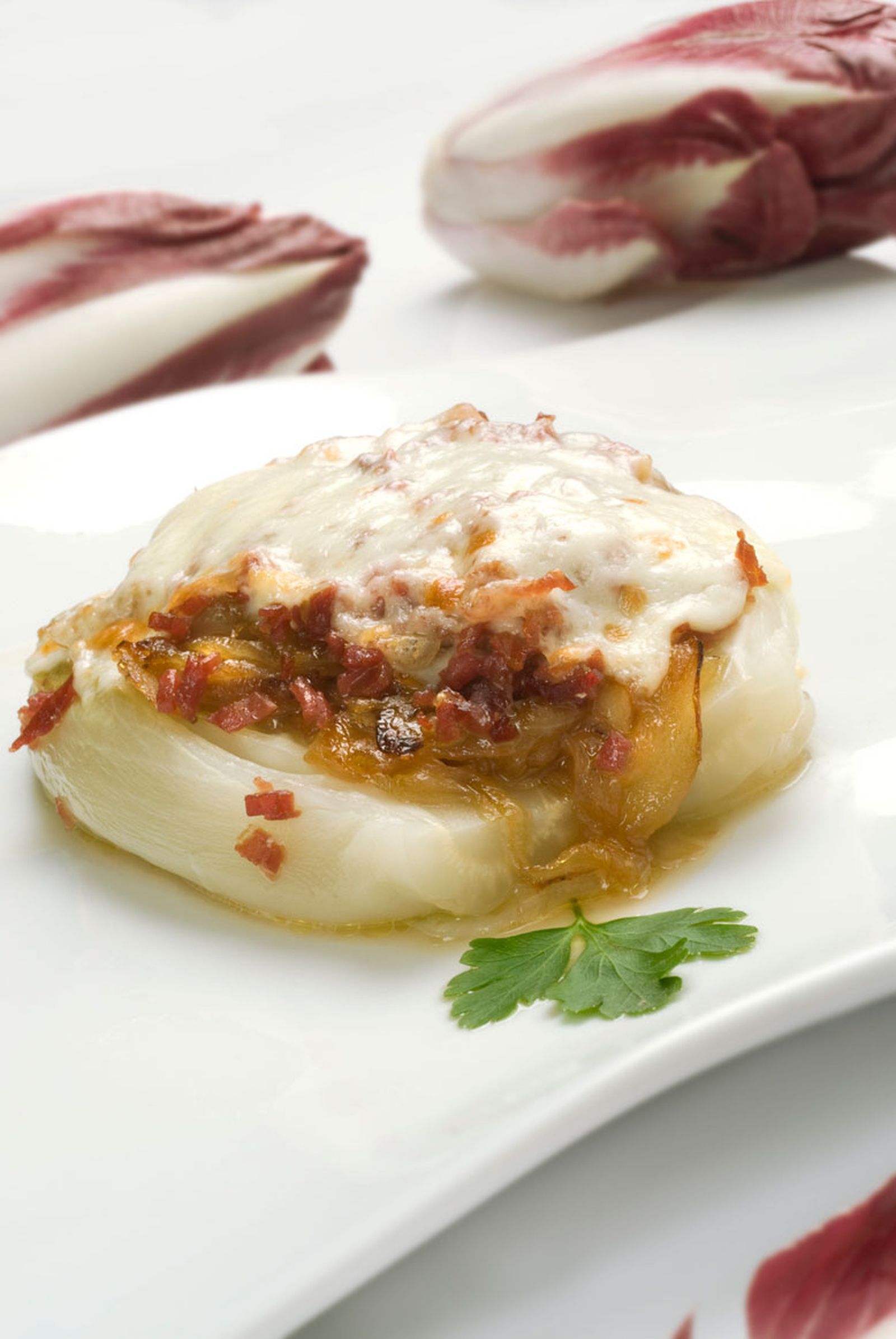 Endibia con cebolla confitada, jamón y queso