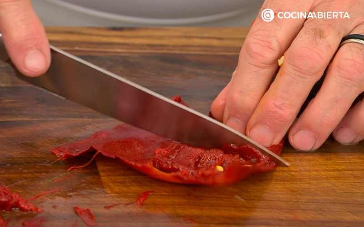 Retira la pulpa del pimiento choricero