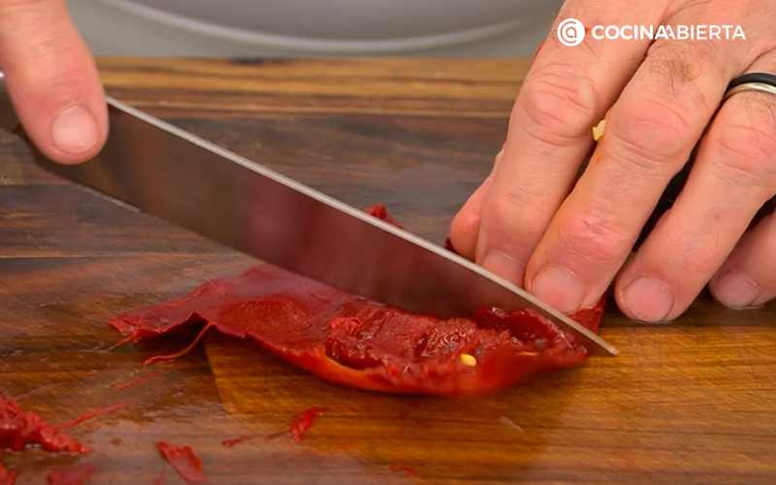 Retira la pulpa del pimiento choricero
